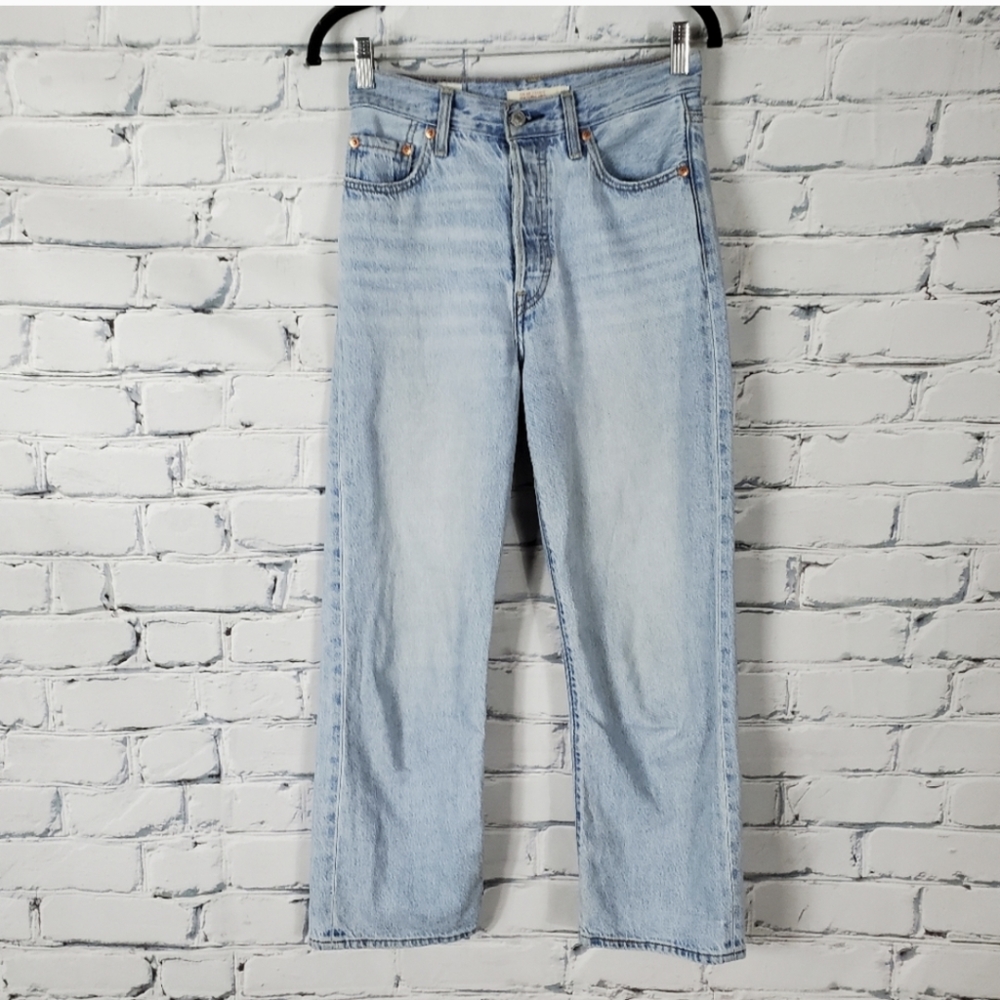Levi's Ribcage Straight Ankle Jeans in Middle Road
